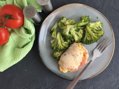 Куриные кармашки с сыром и помидорами + брокколи_1