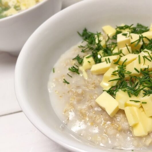 Овсяная каша с сыром и зеленью