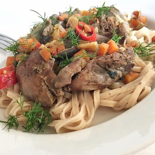 Печень куриная тушеная с овощами + лапша на гарнир