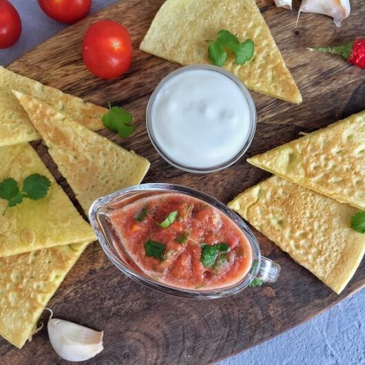 Кукурузная лепешка с соусом сальса и белым йогуртом