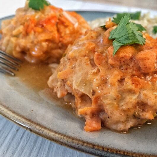Ленивые голубцы с розовым соусом и рисом на гарнир