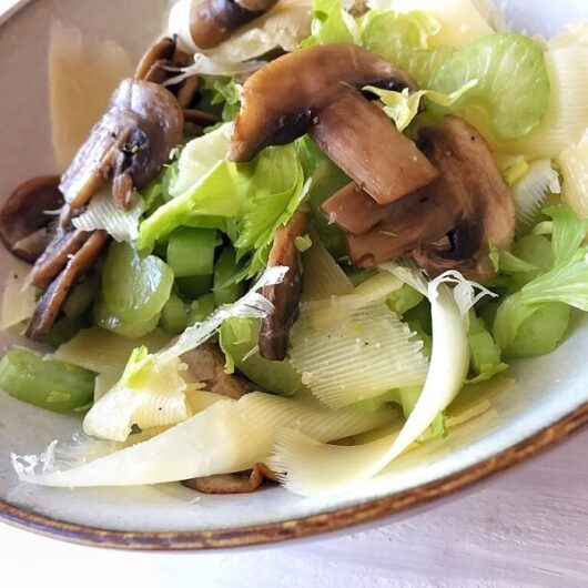 Итальянский салат с сельдереем, шампиньонами и сыром