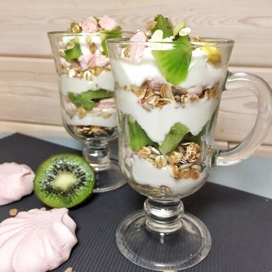 Творожный десерт с розовым зефиром и киви