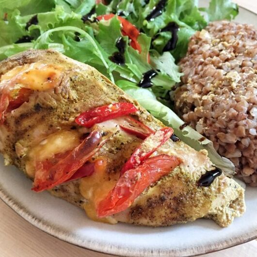 Куриные кармашки с сыром и помидорами + гречневая каша