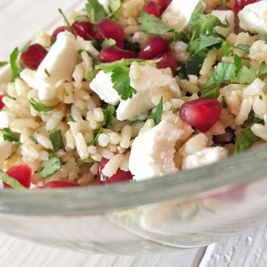 Рисовый салат с зеленью, гранатом и греческим сыром
