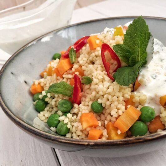 Кус-кус с зеленым горошком, овощами и мятным соусом