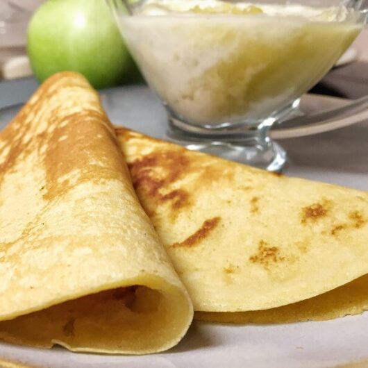 Кукурузные блинчики с яблочно-йогуртовым соусом